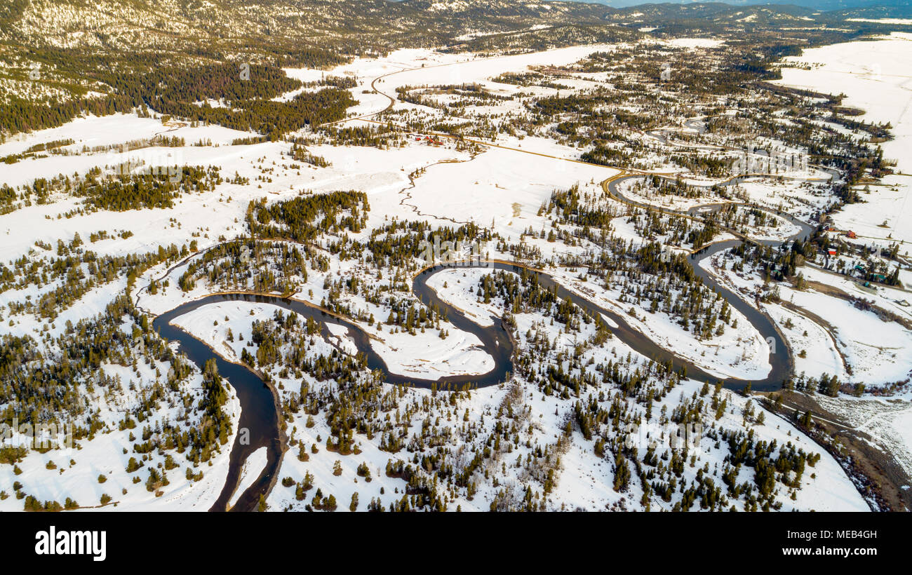 In inverno la neve sul polv con un serpeggiante fiume passando attraverso Foto Stock