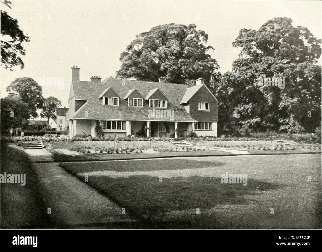 . Die Gartenkunst . Landhaus mit Garten in der Gartenstadt Letchworth. Die Gartenstadtbewegung in Deutschland. Von Hans Kampffmeyer, Karlsruhe. Als ich im Agosto 1906 auf der Nürnberger Haupt- versammlung der D. G. f. G. über die Gartenstadt- bewegung sprach, konnte ich nur von den er- folgen in Inghilterra berichten und nur von Hoffnungen sprechen, die wir auf die Gartenstadtbewegung in Deutsch- land setzten, l'nterdes ist die Bewegung zwei und einhalb Jahre älter geworden und hat schon jetzt die Erwartungen übertroffen, die selbst die Optimisten unter ihren Freunden hegten. Ehe ich auf diese er- Foto Stock