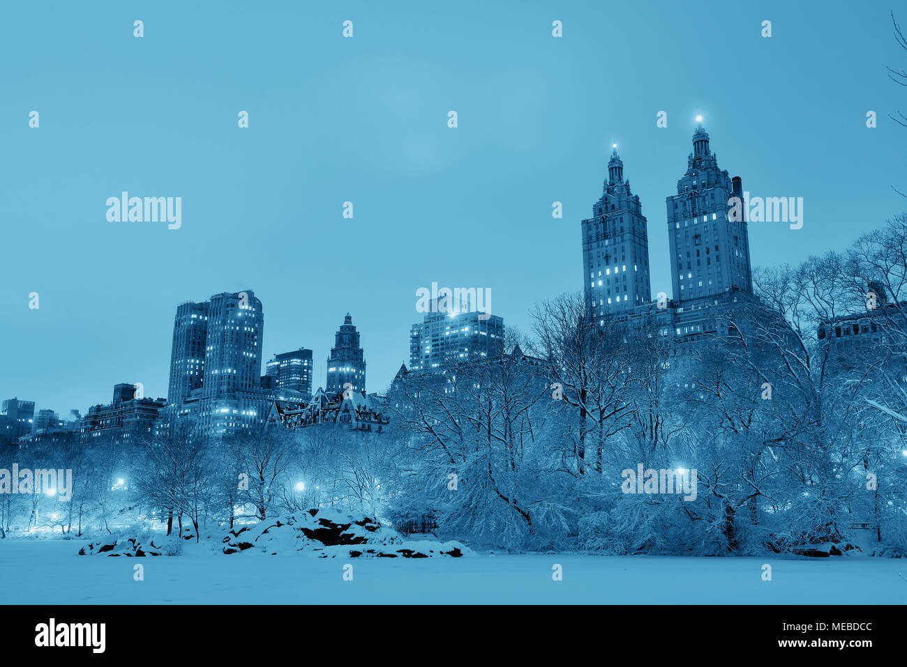 Central Park inverno a notte con grattacieli di Manhattan a New York City Foto Stock