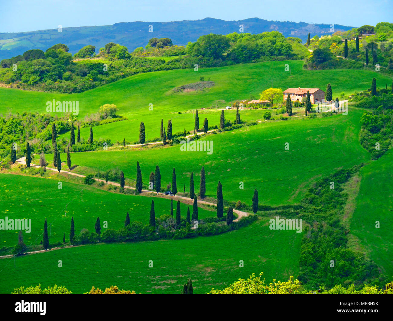 Strada di curvatura per la Foce di cipressi e agriturismo in Toscana, Italia. Foto Stock
