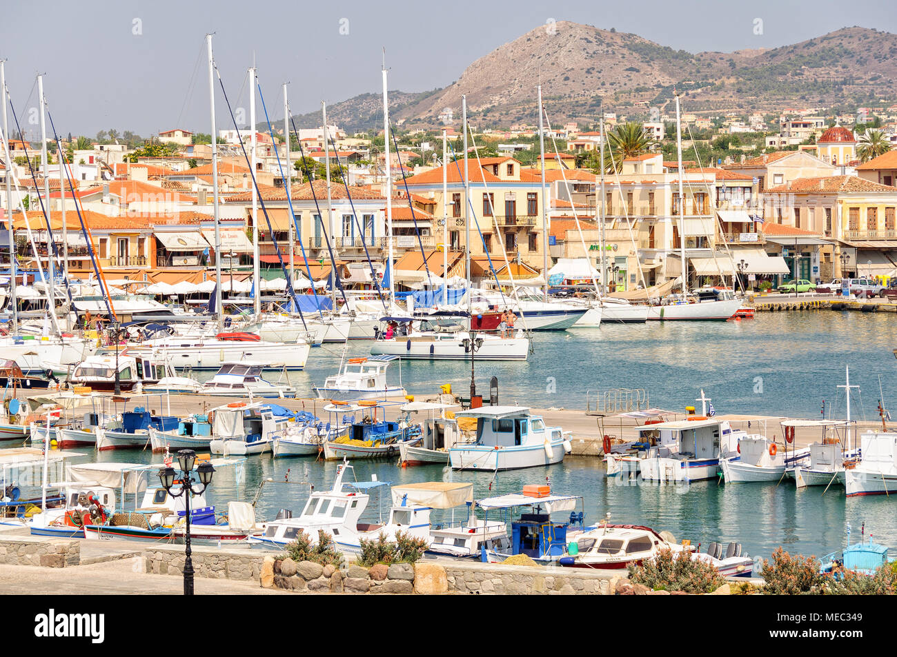 Yacht e Barche da pesca nel vivace porto di Aegina - Isole Saroniche, Grecia Foto Stock