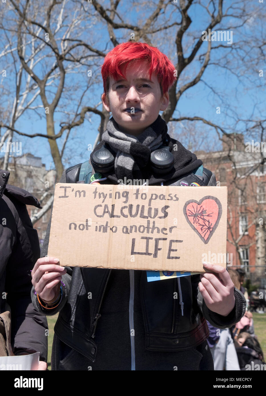 Un rosso intitolata studente con un segno intelligente presso le scuole nazionali Walkout rally in Washington Square Park di New York City. Foto Stock