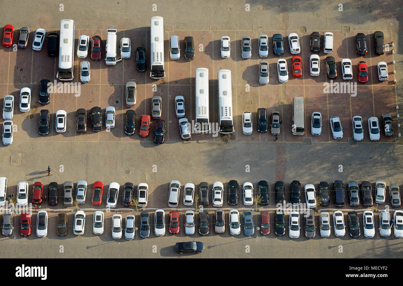 Auto e pullman in un parcheggio visto da sopra alla Cina centrale la torre della televisione a Pechino in Cina Foto Stock