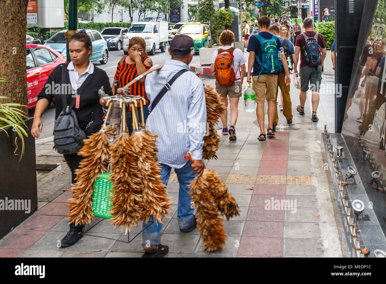 Fornitore di spazzola di camminare per strada di Sukhumvit Road, Bangkok, Thailandia Foto Stock