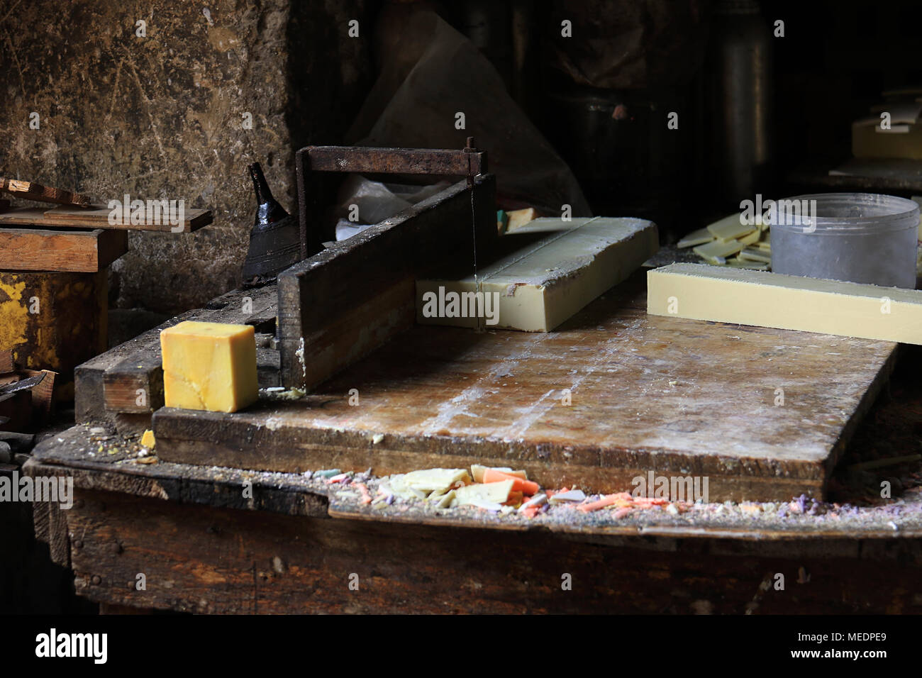 Un tradizionale produzione del sapone atelier a Tripoli, in Libano. Foto Stock