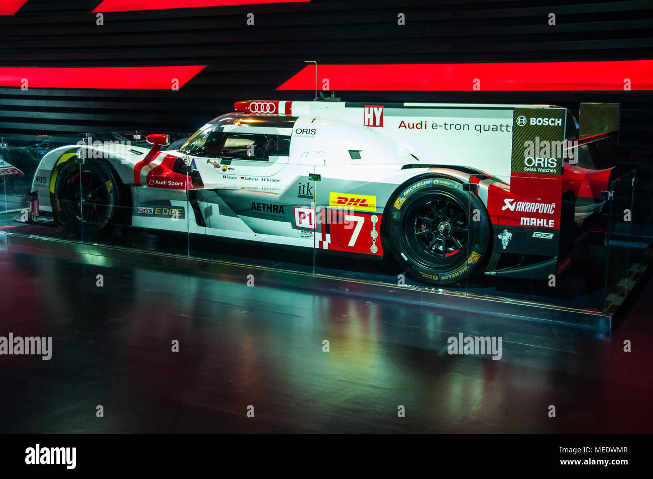 Il 2014 Le Uomo 24 ore di gara conquistando Audi R18 e-tron Quattro ibrido diesel a un Audi Sport event allo Shanghai International Circuit. Foto Stock