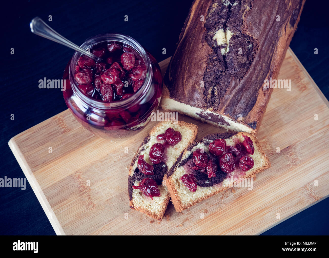 Marmo torta al cioccolato ripieno accompagnato con ciliegio dolce il topping in sciroppo. Foto Stock