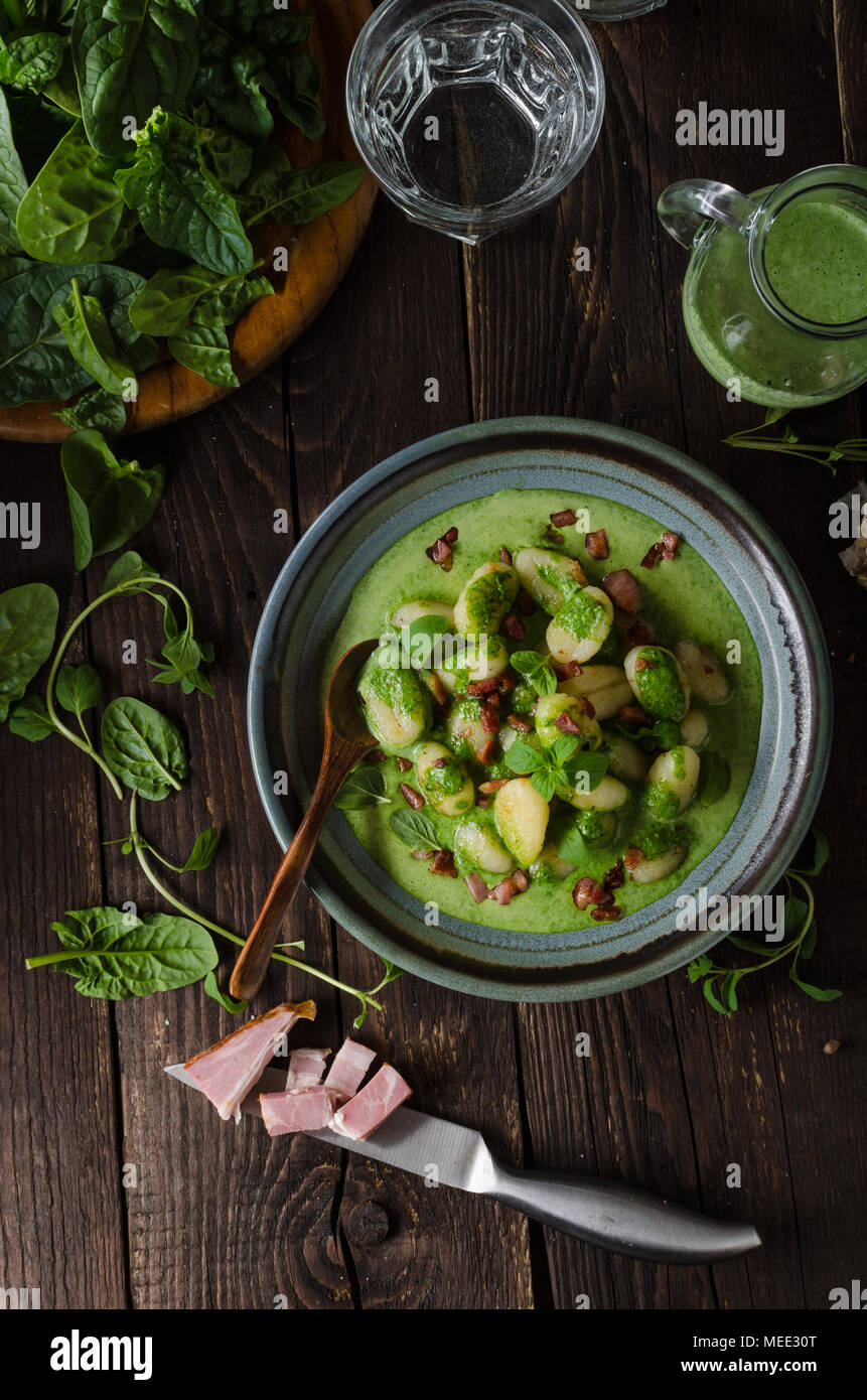 Gnocchi con pancetta e basilico salsa di spinaci, una delizia alimentare, fotografia pubblicità alimentare Foto Stock