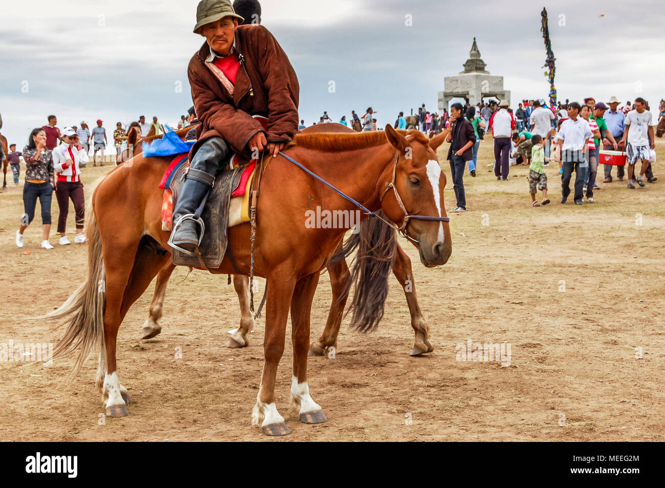 Khui Doloon Khudag, Mongolia - Luglio 12, 2010: il cavaliere in costume tradizionale a Nadaam corsa di cavalli sulla steppa capitale esterno Ulaanbaatar. Foto Stock