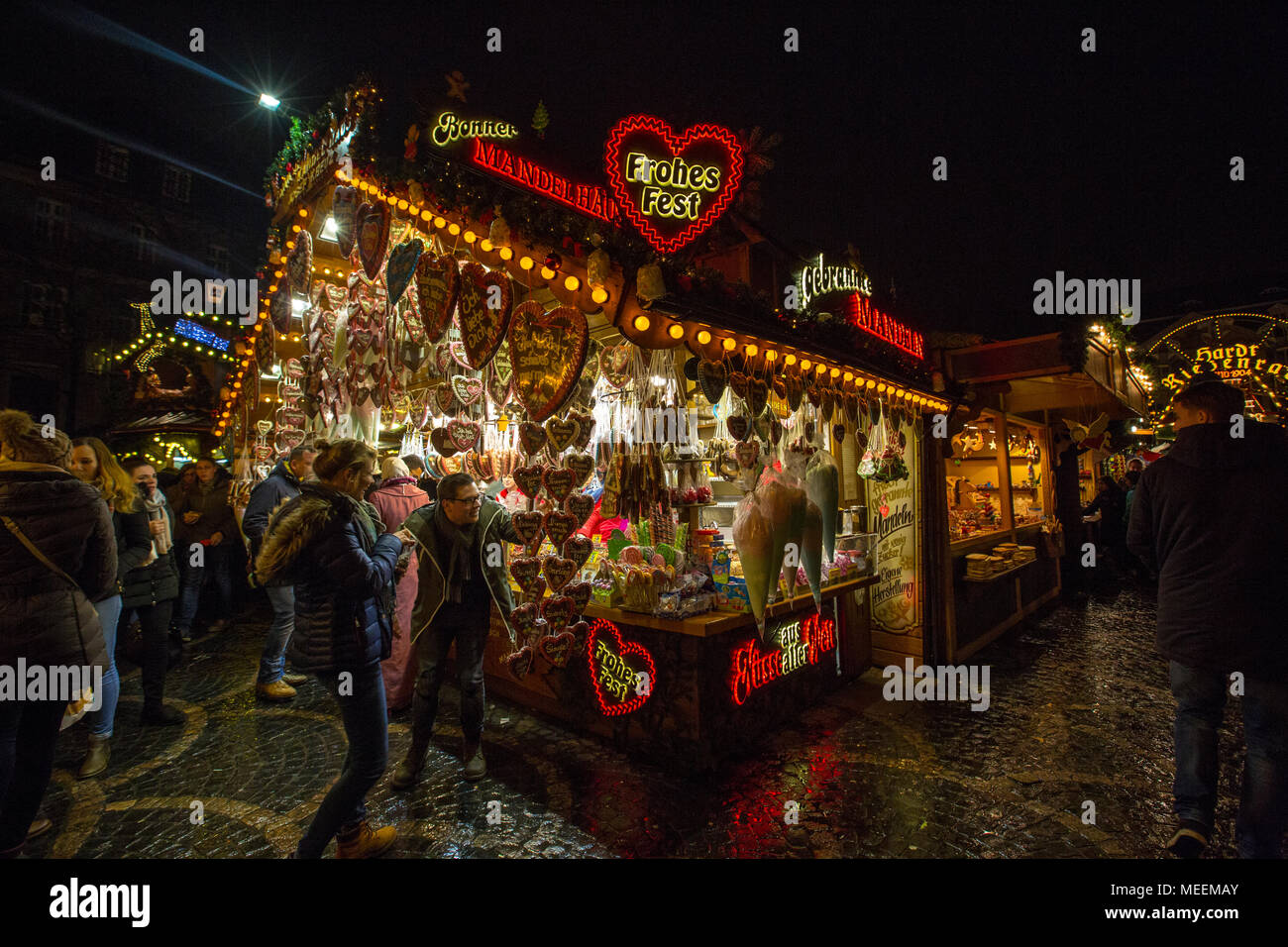 Tradizionale Mercatino di Natale o Weihnachtsmarkt a Bonn, Renania settentrionale-Vestfalia (Germania). Foto Stock