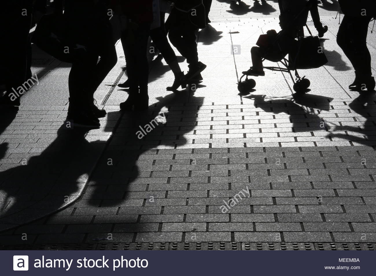 Ombre di passanti come andare circa la loro attività a Dublino, Irlanda Foto Stock