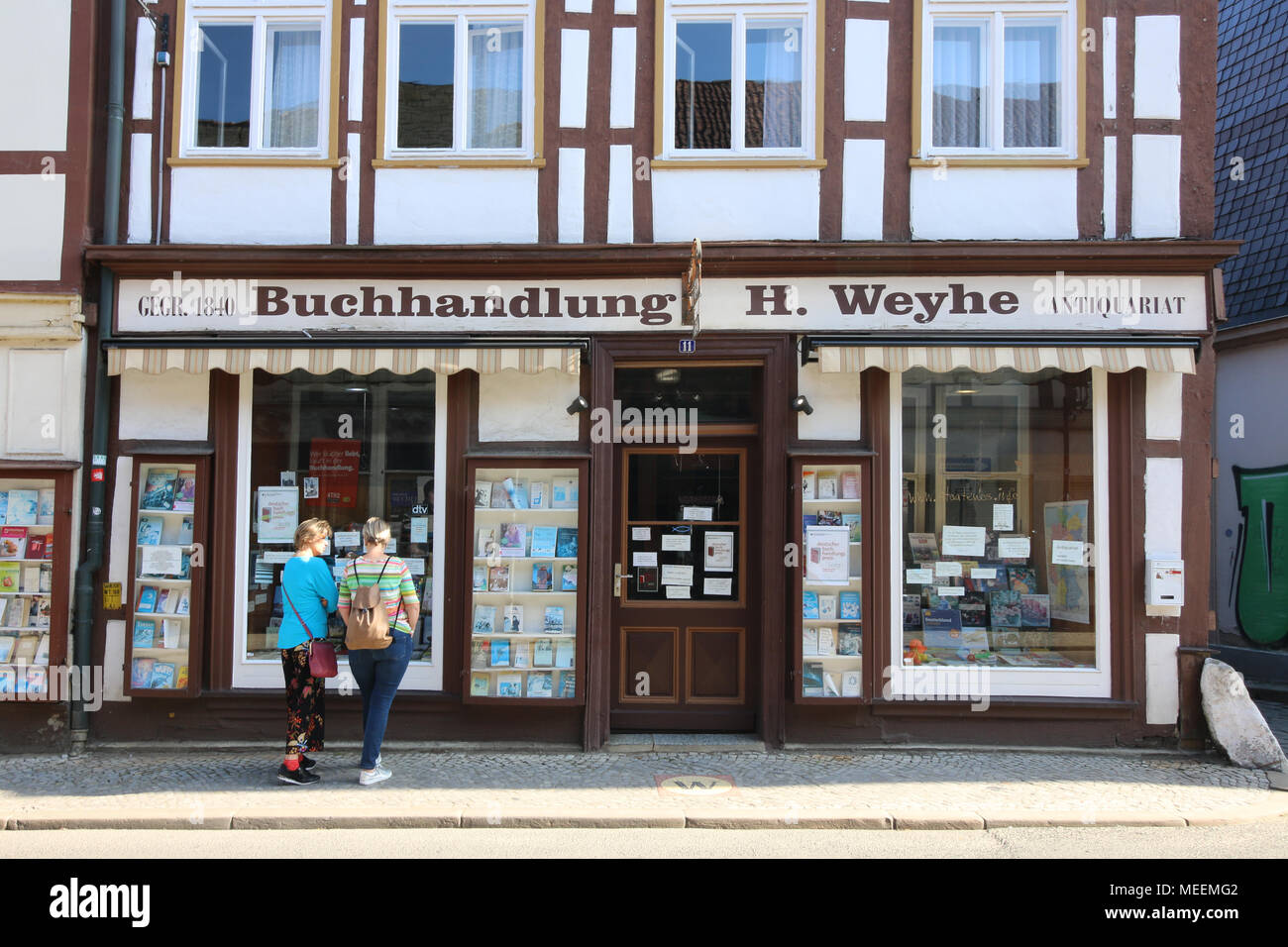 Salzwedel, Germania - 20 Aprile 2018: vista della tradizionale bookstore H. Weye nella città anseatica di Salzwedel. Esso è alloggiato in un mezzo in legno hou Foto Stock