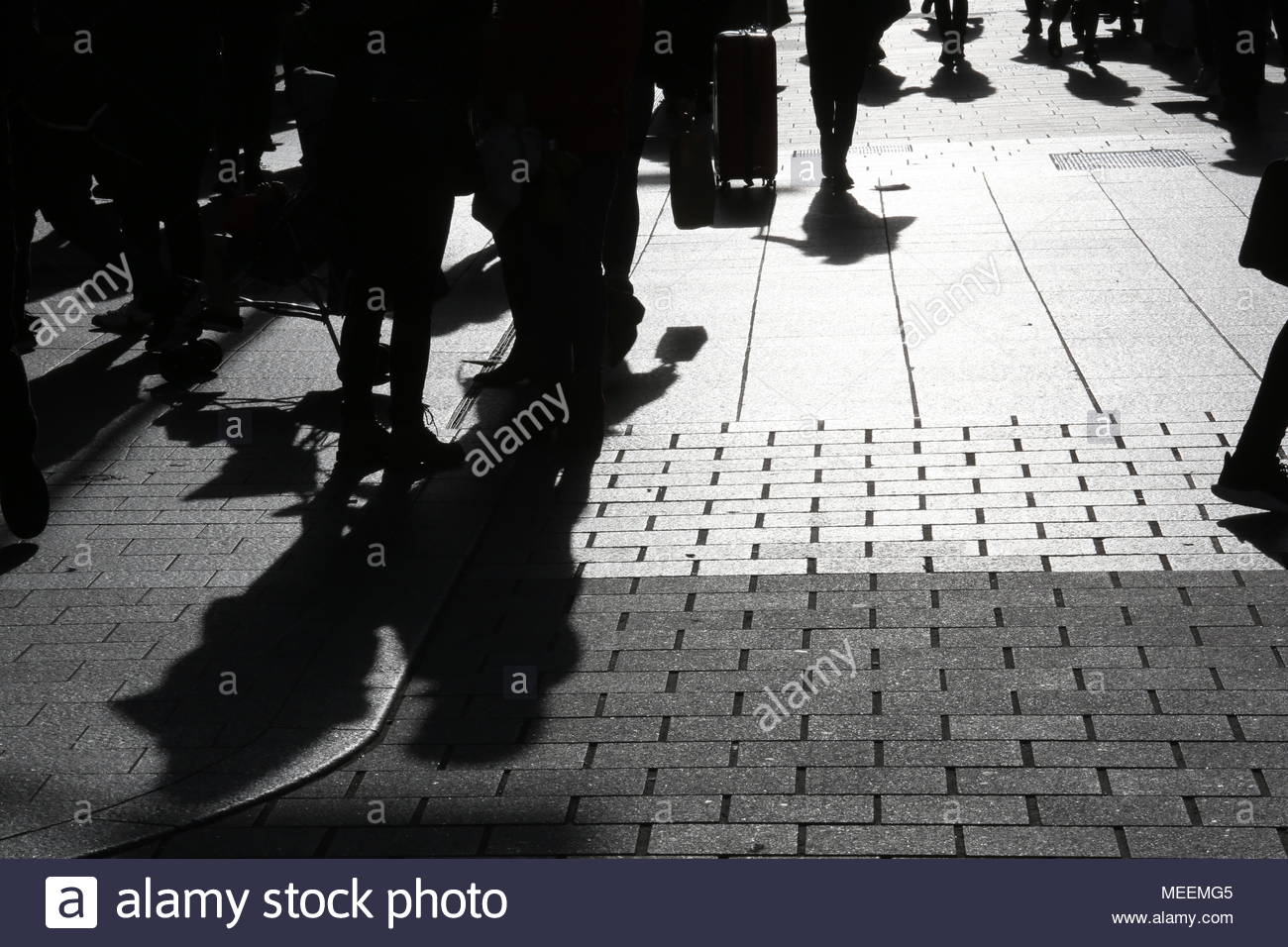 Ombre di passanti come andare circa la loro attività a Dublino, Irlanda Foto Stock