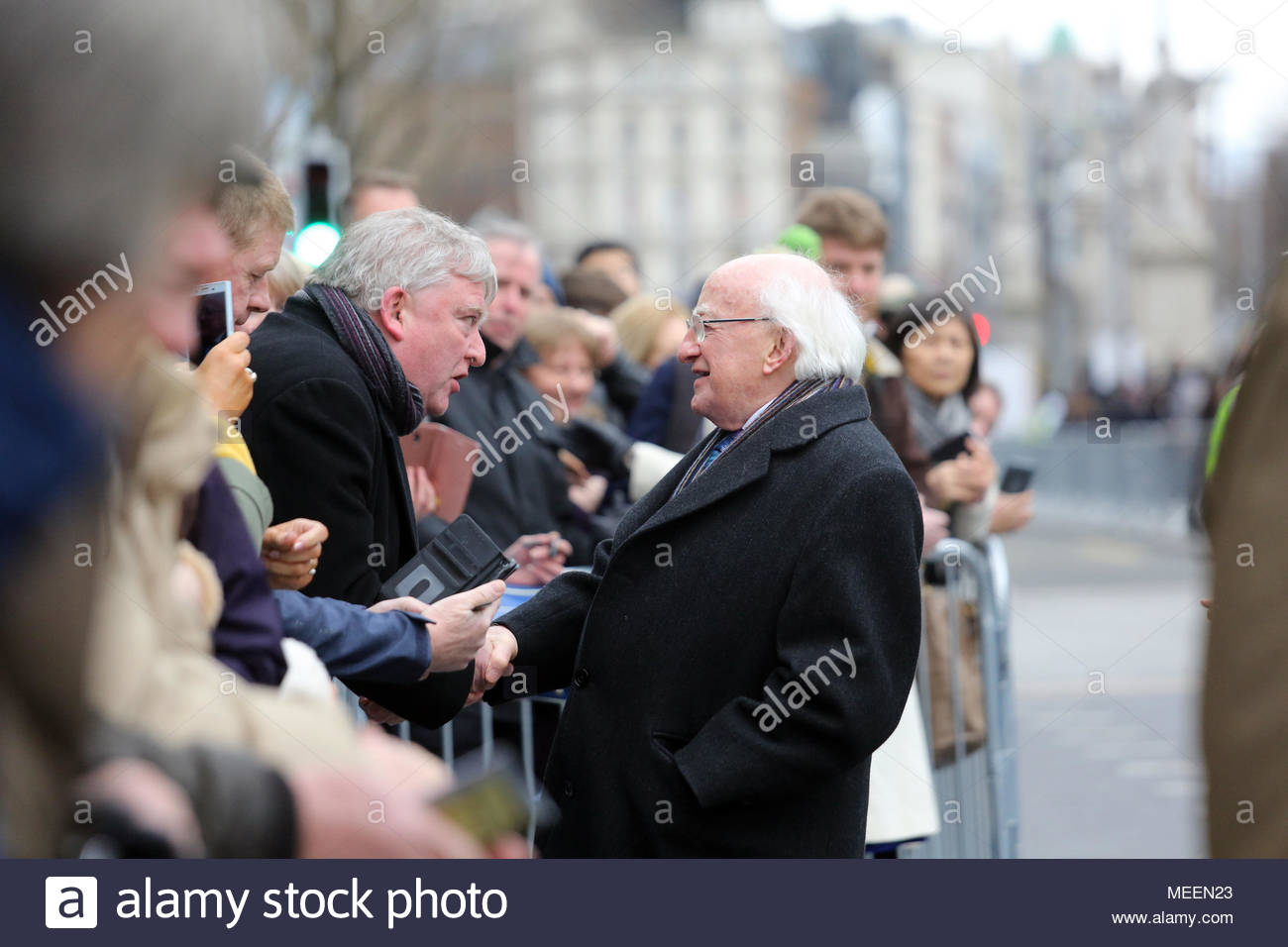 Presidente Michael Higgins e sua moglie Sabina godetevi un aborigeno a Dublino dopo le cerimonie pasquali in O'Connell Street. Credit:reallifephotos/Alamy Foto Stock