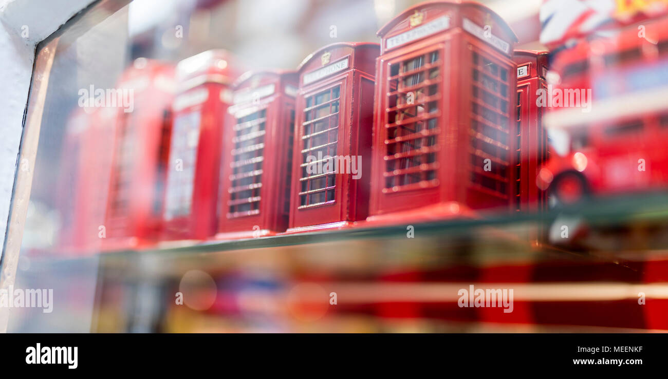 Un London souvenir shop visualizzazione British souvenir compresi classic British cabine telefoniche rosse nel Regno Unito Foto Stock