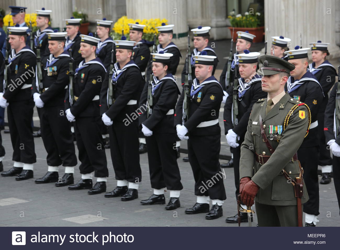 Un display militare nella parte anteriore del gPO in Dublino Irlanda in onore del 1916 Pasqua in aumento. Credit:reallifephotos/Alamy Foto Stock