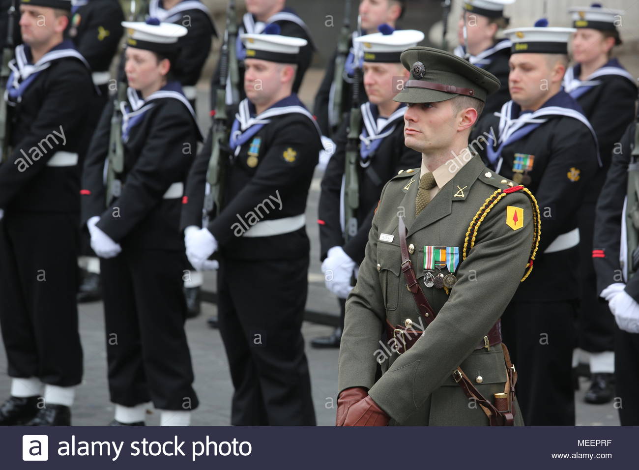 Un display militare nella parte anteriore del gPO in Dublino Irlanda in onore del 1916 Pasqua in aumento. Credit:reallifephotos/Alamy Foto Stock