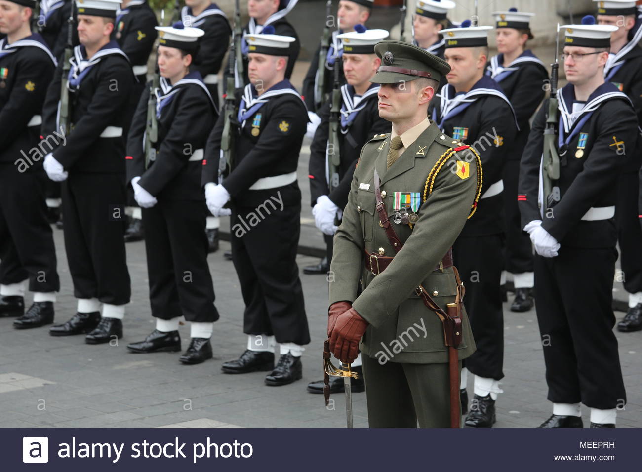 Un display militare nella parte anteriore del gPO in Dublino Irlanda in onore del 1916 Pasqua in aumento. Credit:reallifephotos/Alamy Foto Stock