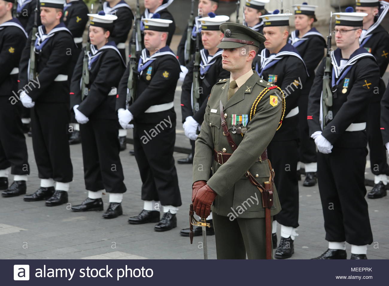 Un display militare nella parte anteriore del gPO in Dublino Irlanda in onore del 1916 Pasqua in aumento. Credit:reallifephotos/Alamy Foto Stock