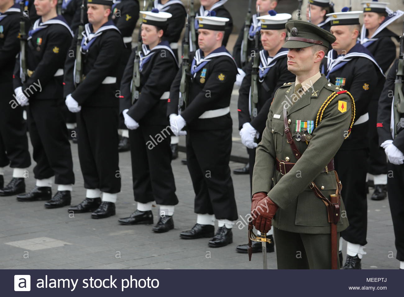 Un display militare nella parte anteriore del gPO in Dublino Irlanda in onore del 1916 Pasqua in aumento. Credit:reallifephotos/Alamy Foto Stock