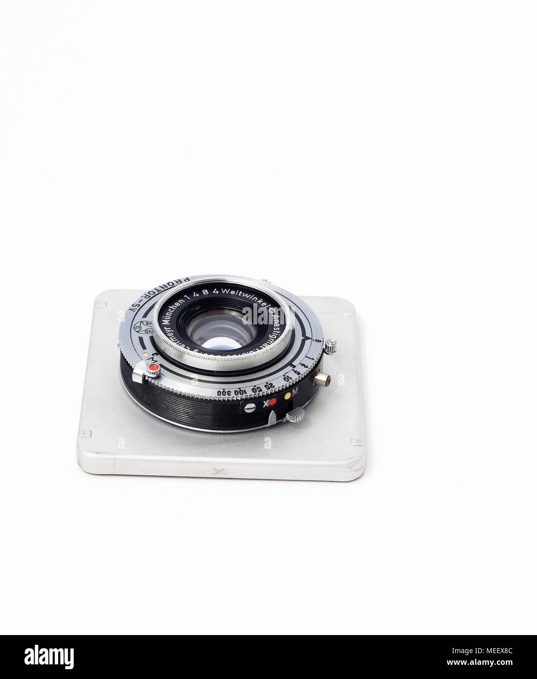 Georg Leitmeyr Munchen Weitwinkel Anastigmat 65mm f/6.8 lente Prontor-SV otturatore, montato su una 2x3 la velocità del pacemaker & Crown Graphic scheda lente. Foto Stock