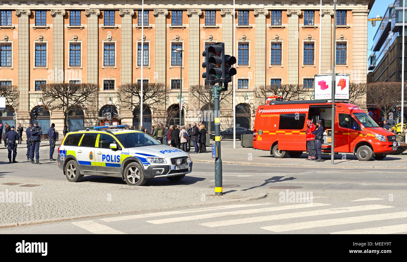 Storstockholms brandforsvar, polizia su Gustav Adolfs torg (quadrato). Persone evacuate dal Ministero degli Affari Esteri Foto Stock