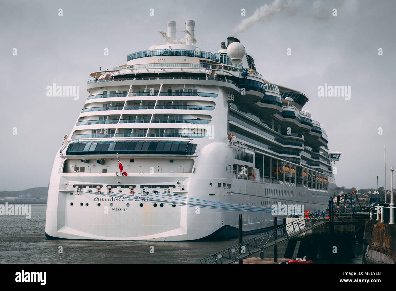 MS brillantezza dei mari Nassau, una nave da crociera appartenente alla Royal Caribbean della classe di radianza ormeggiata nel porto di Cobh. Foto Stock
