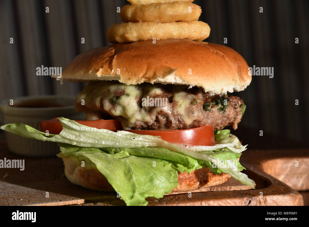 Le immagini mostrano il cibo placcato, formaggio hamburger con anelli di cipolla pomodoro e lattuga, una bistecca e pasto a fungo e una pancetta e piatto di pollo. Foto Stock