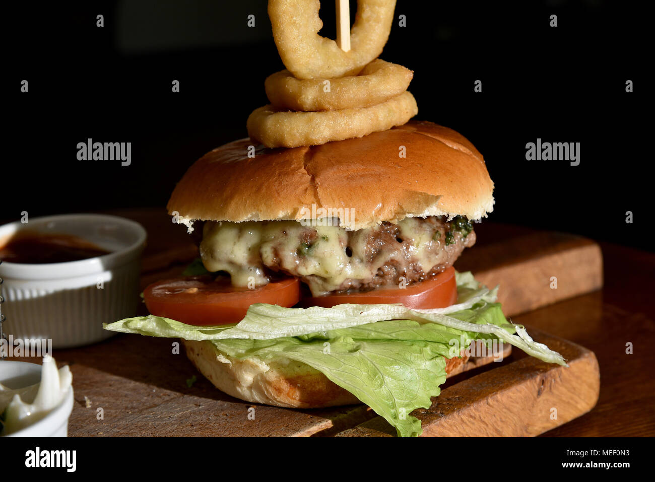Le immagini mostrano il cibo placcato, formaggio hamburger con anelli di cipolla pomodoro e lattuga, una bistecca e pasto a fungo e una pancetta e piatto di pollo. Foto Stock