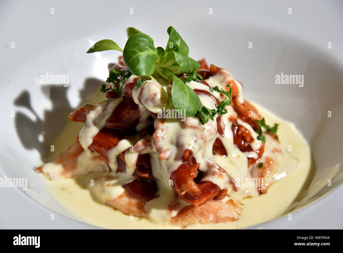 Le immagini mostrano il cibo placcato, formaggio hamburger con anelli di cipolla pomodoro e lattuga, una bistecca e pasto a fungo e una pancetta e piatto di pollo. Foto Stock
