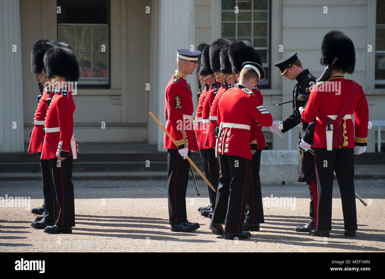 Ispezione quotidiana delle guardie a Wellington Barracks parata a terra prima di cambiare la guardia a Buckingham Palace di Londra, 20 Aprile, 2018. Foto Stock