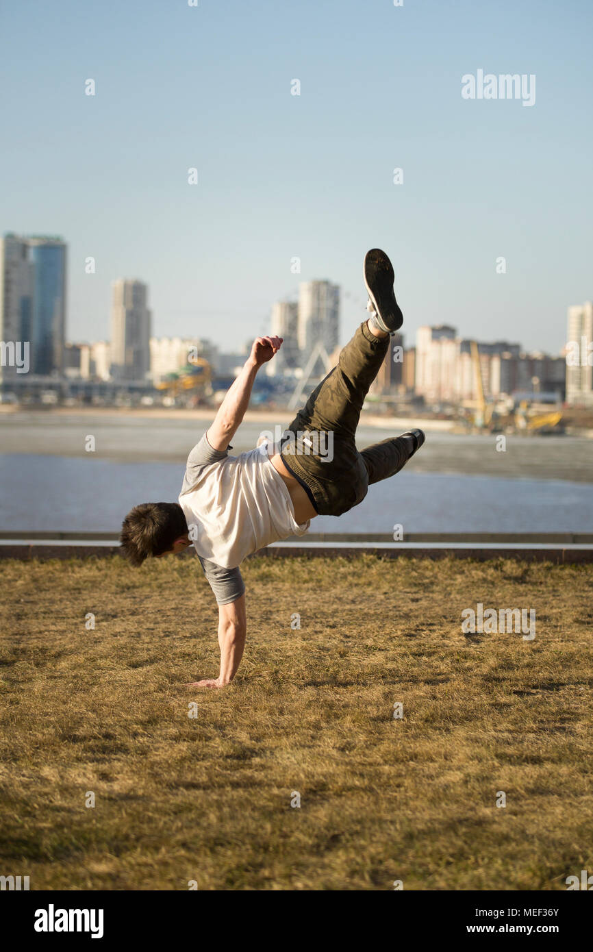Giovane uomo jumping outdoor - sport parkour Foto Stock