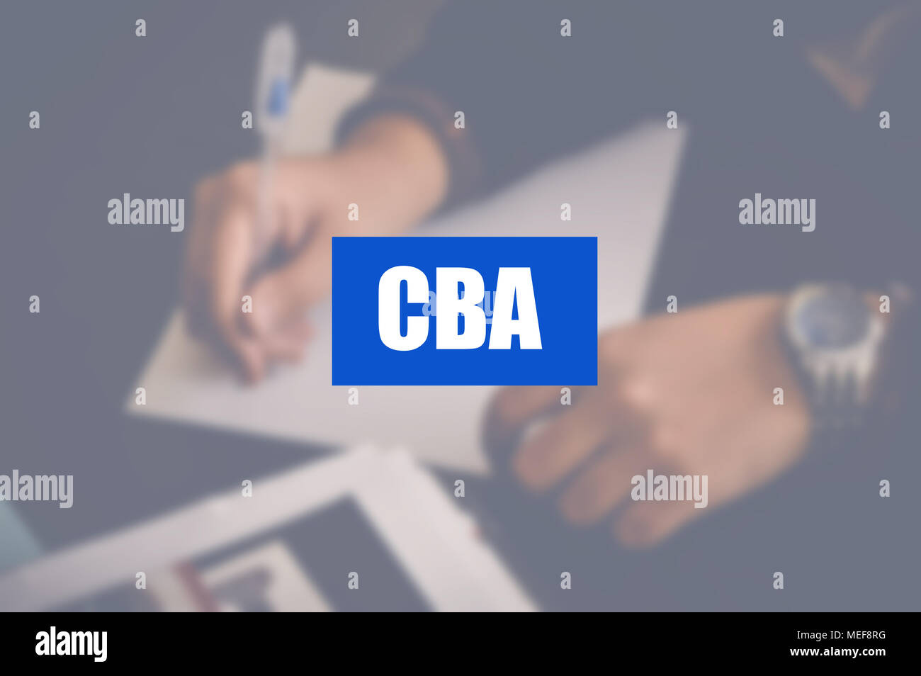 CBA parola con business sfocando lo sfondo, analisi costi-benefici Foto Stock