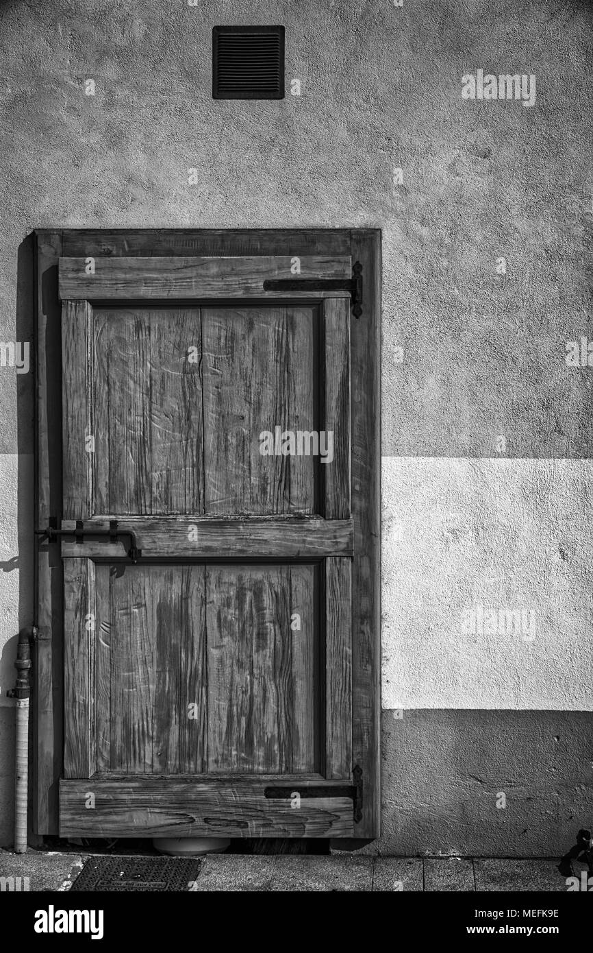 Antica porta in monocromatico, incrinato ingresso in legno, campione per cartolina postale. Foto Stock