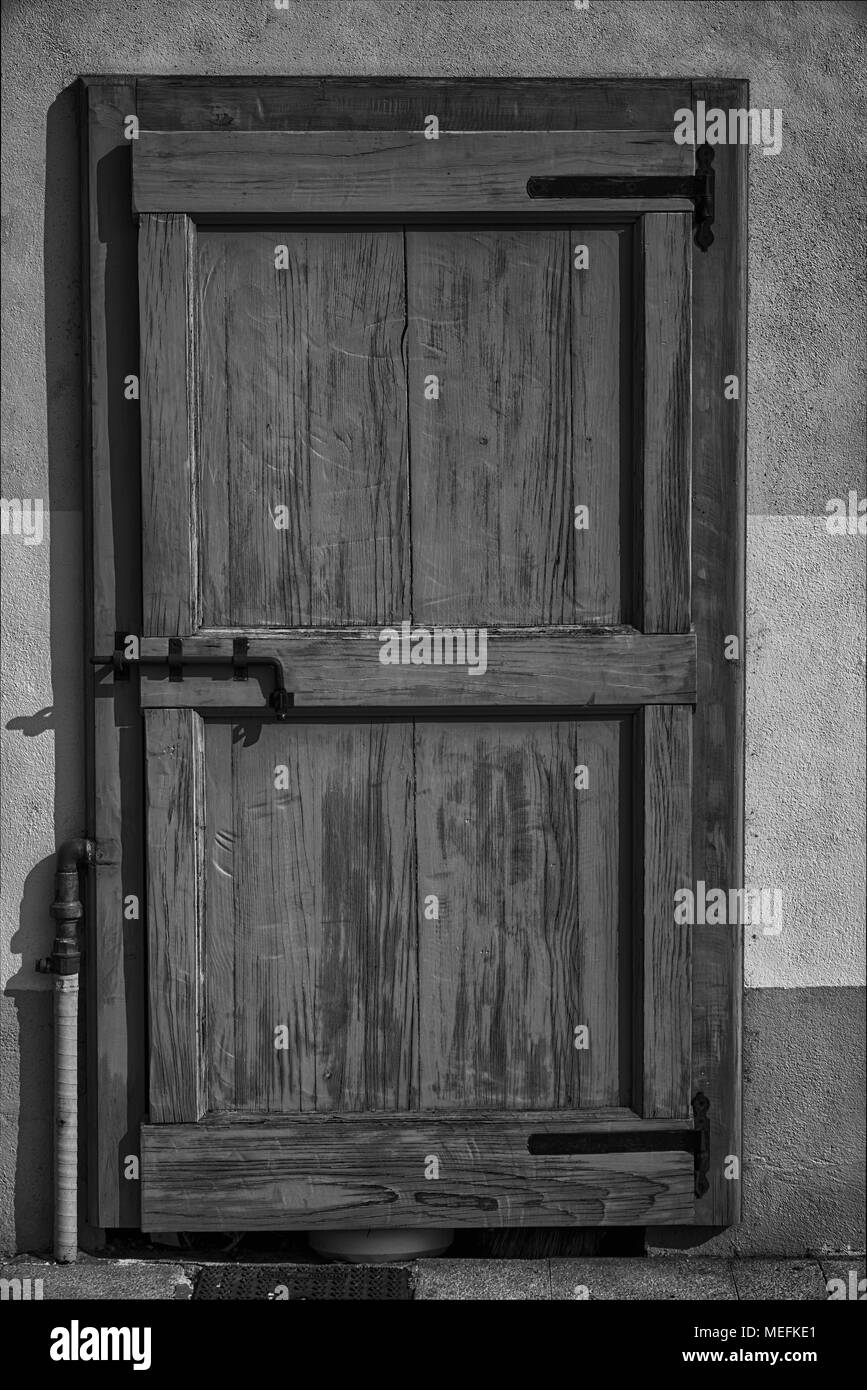 Antica porta in monocromatico, incrinato ingresso in legno, campione per cartolina postale. Foto Stock