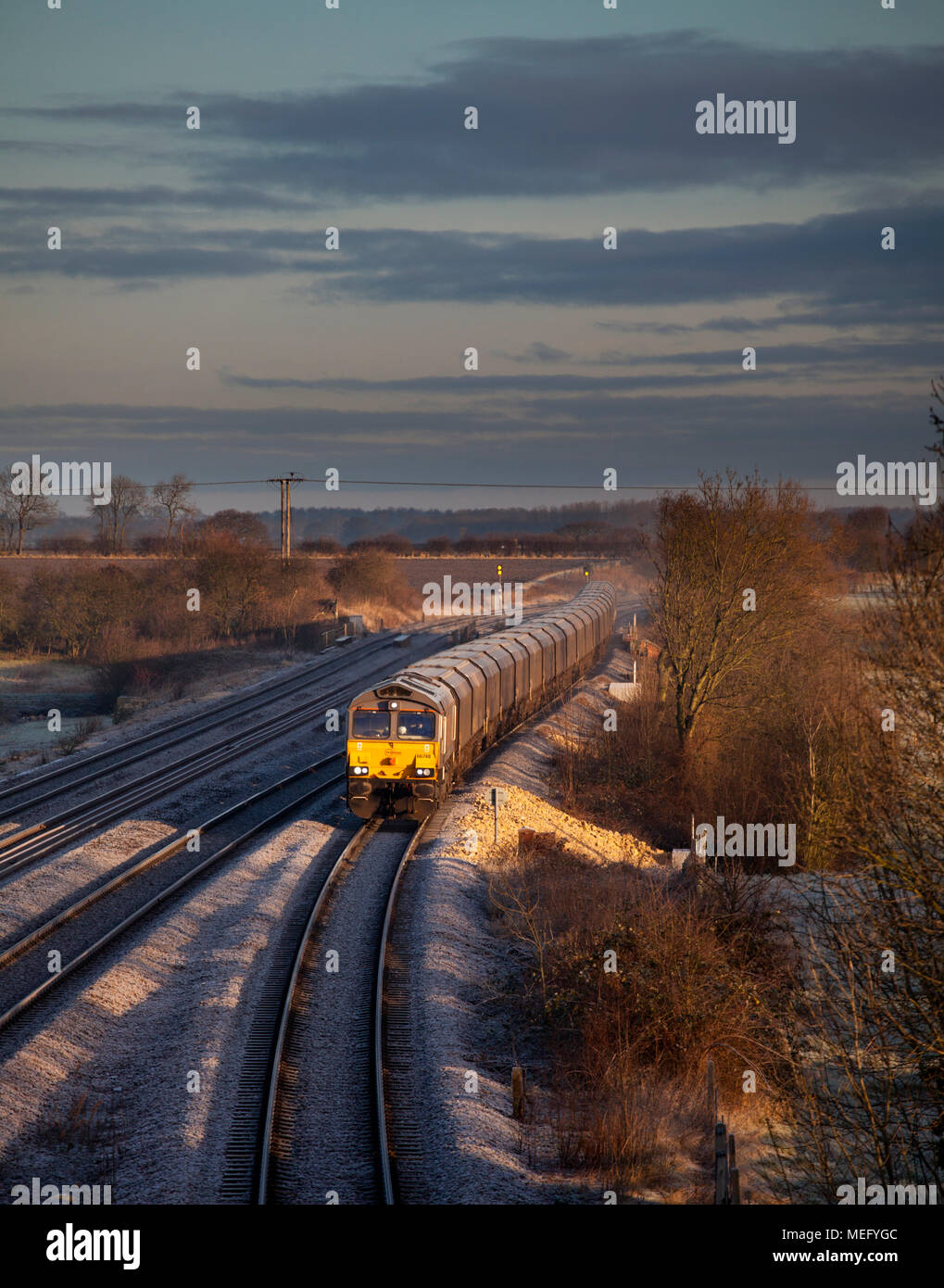 Un Gb di classe di merci su rotaie 66 locomotive diesel Ulleskelf passante con un treno merci che trasportano biomassa importata per Drax power station Foto Stock