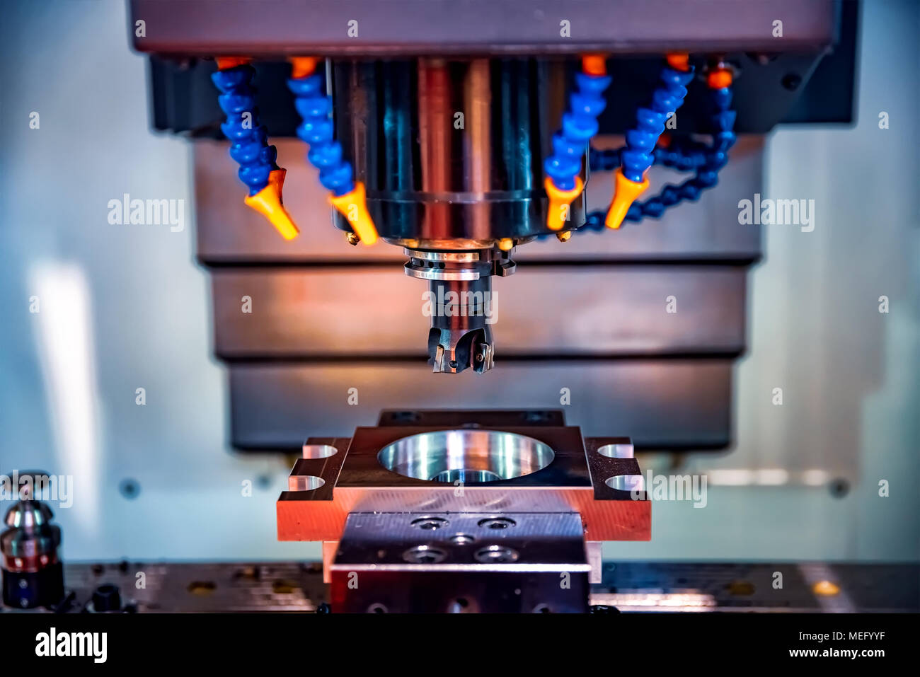 Lavorazione dei metalli macchina CNC. Il taglio di metallo moderna tecnologia di elaborazione. Piccole profondità di campo. Avvertenza - autentica ripresa in avvincenti condit Foto Stock