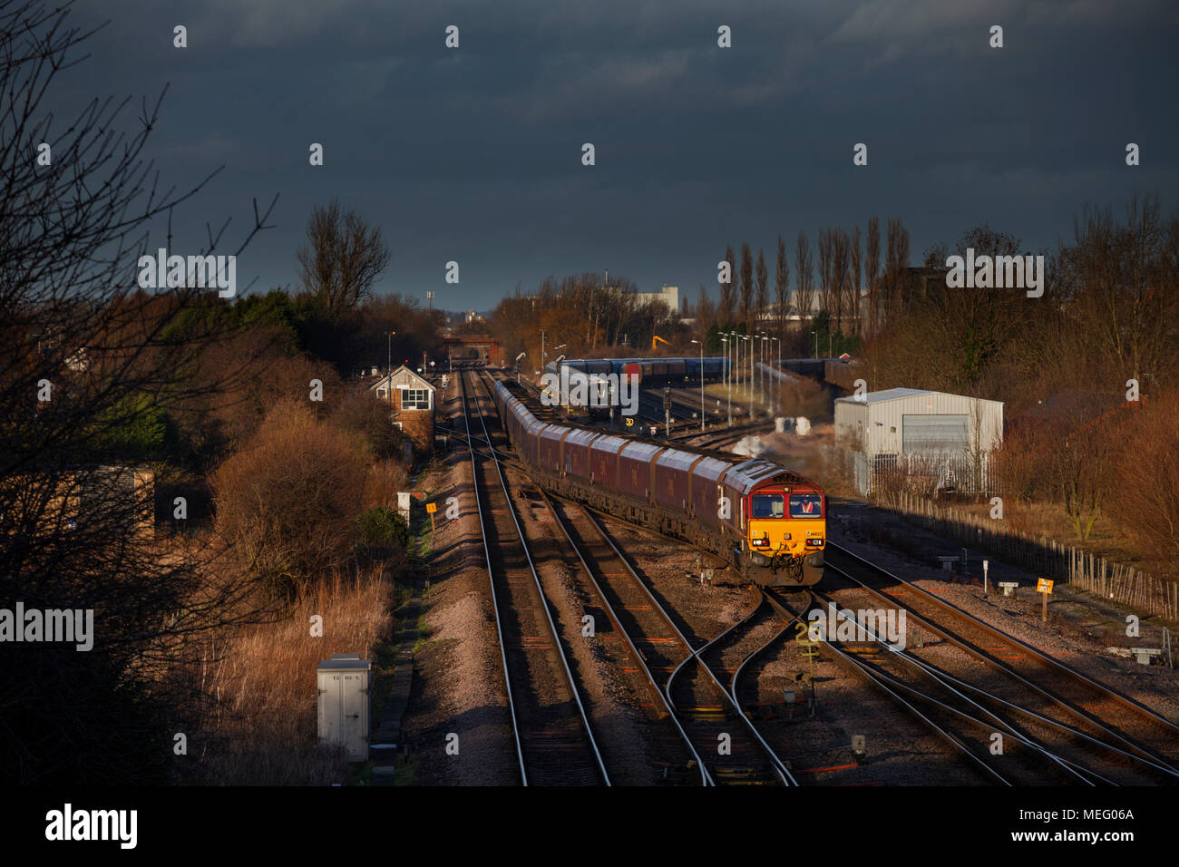 Un DB Cargo classe 66 motrice passando Milford giunzione (ad ovest di Selby) con un Merry Go Round del carbone treno con il carbone importato per Drax power station Foto Stock