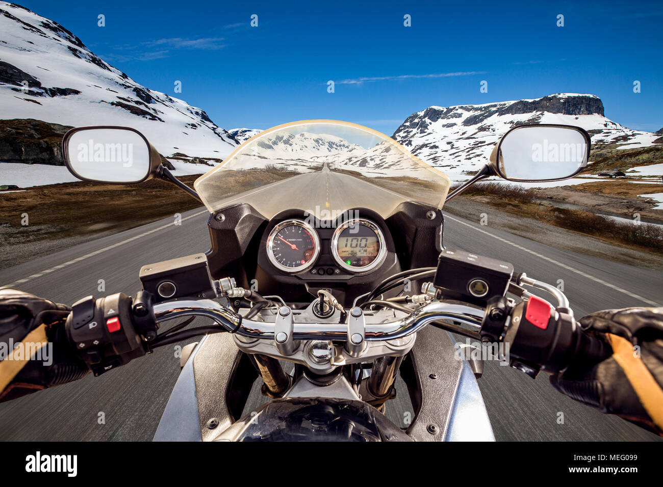 Biker guida di un motociclo lungo la strada asfaltata. Visuale in prima persona. Foto Stock