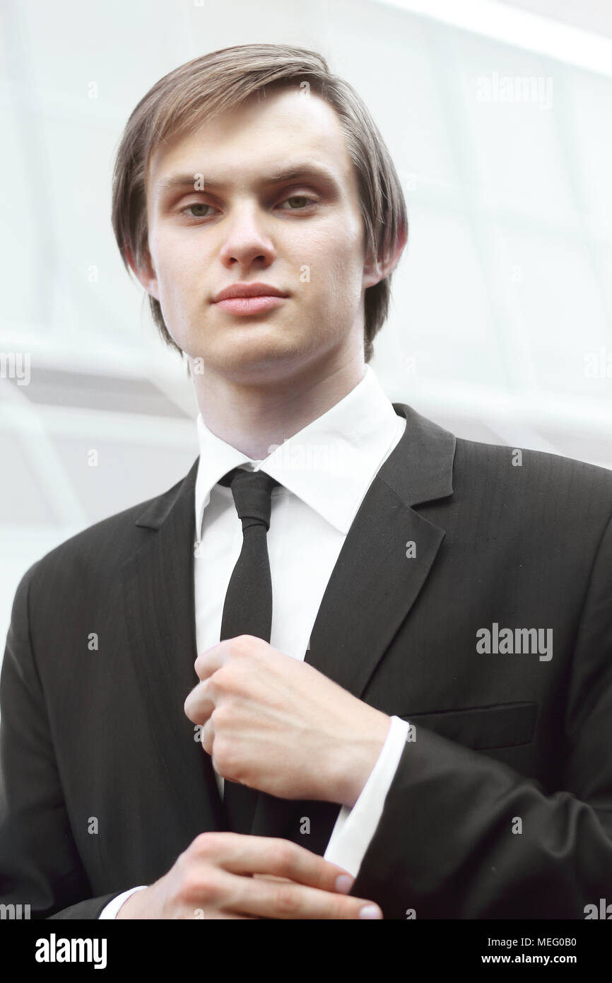 Ritratto di un giovane imprenditore su sfondo sfocato Foto Stock