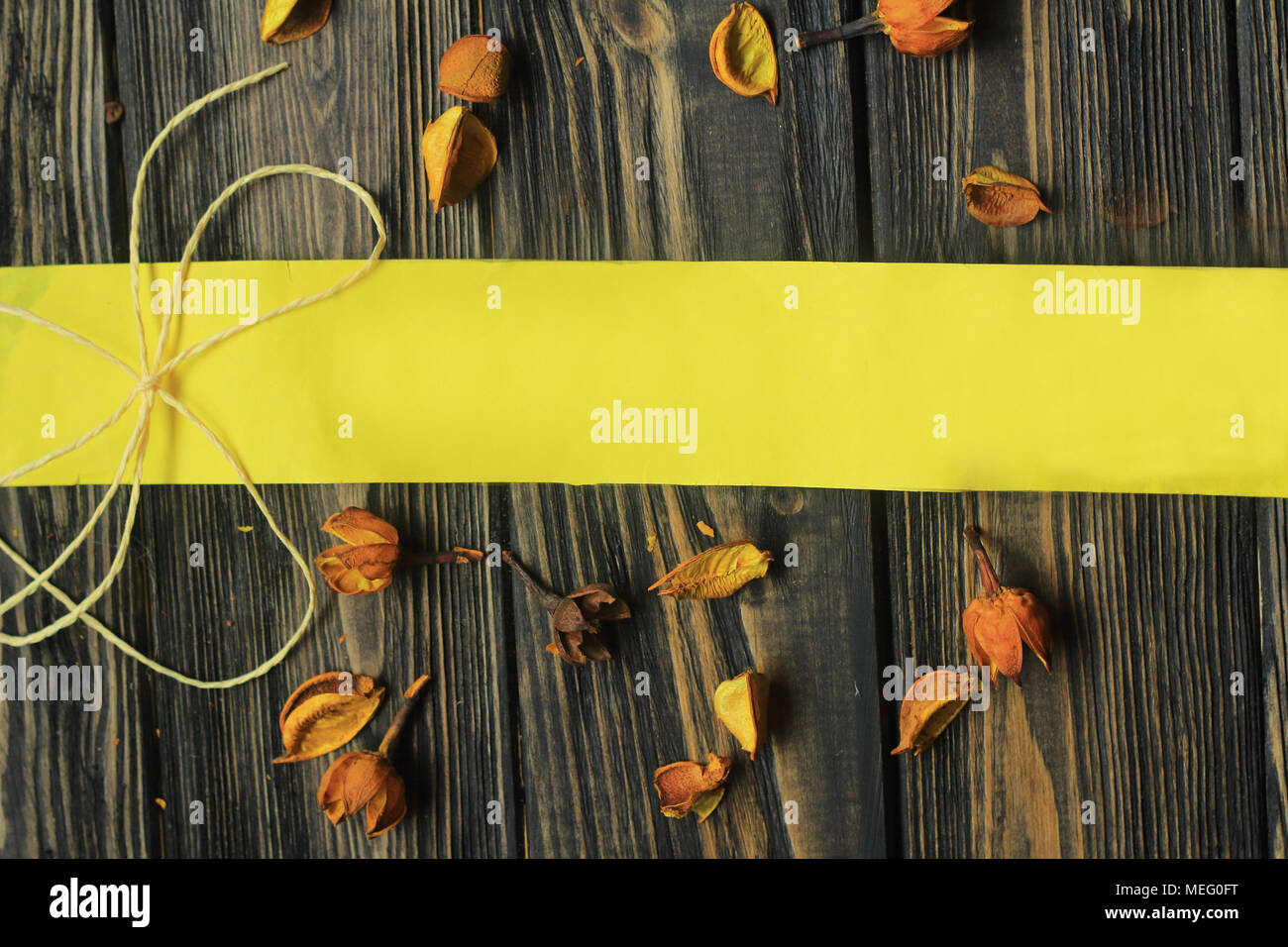 Petali di fiori secchi su sfondo di legno Foto Stock