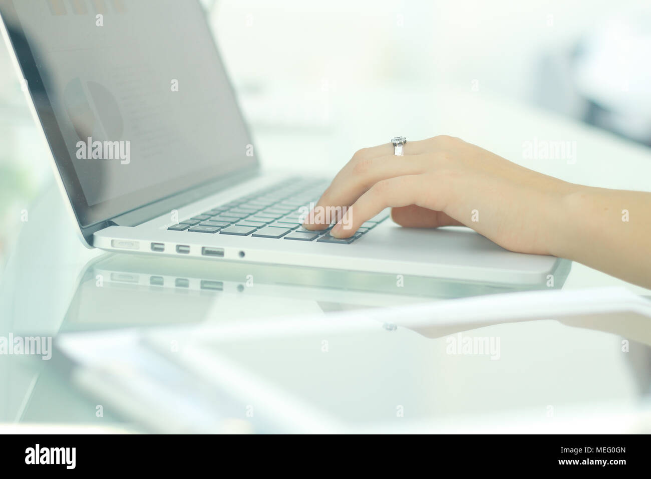 Closeup.business donna digitando su un laptop. Foto Stock