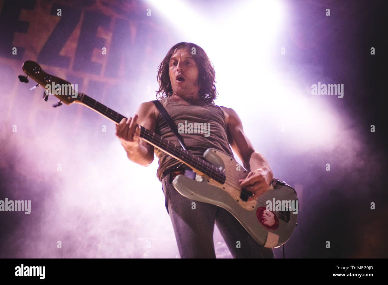 La rock band italiana la Zen Circus esecuzione dal vivo sul palco per la loro 'il fuoco in una stanza" concerto tour 2018 Foto: Alessandro Bosio Foto Stock