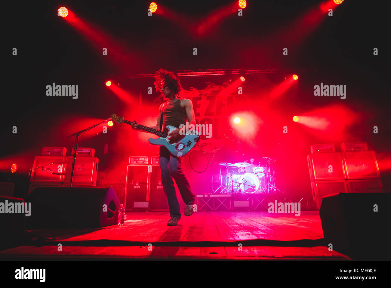 La rock band italiana la Zen Circus esecuzione dal vivo sul palco per la loro 'il fuoco in una stanza" concerto tour 2018 Foto: Alessandro Bosio Foto Stock