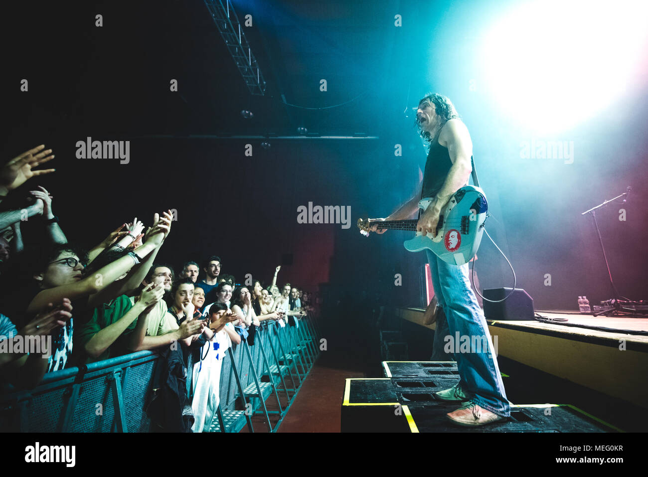 La rock band italiana la Zen Circus esecuzione dal vivo sul palco per la loro 'il fuoco in una stanza" concerto tour 2018 Foto: Alessandro Bosio Foto Stock