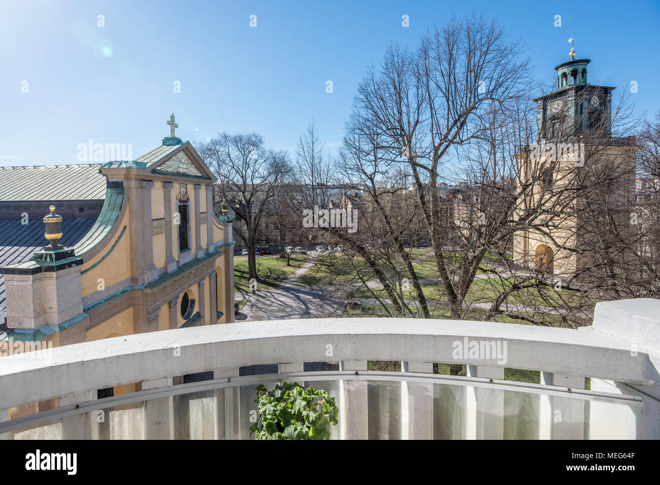 Vista aerea di san Olai chiesa e il Parco Olai durante la primavera in Norrkoping, Svezia. Norrkoping è una storica città industriale in Svezia. Foto Stock