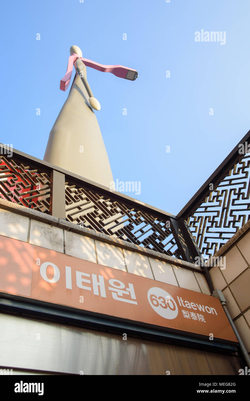 Itaewon a Seul, Corea del Sud - 26 novembre 2017:Itaewon stazione della metropolitana entrata in Seoul. Se si desidera andare a Itaewon a Seoul, si può scendere a Foto Stock