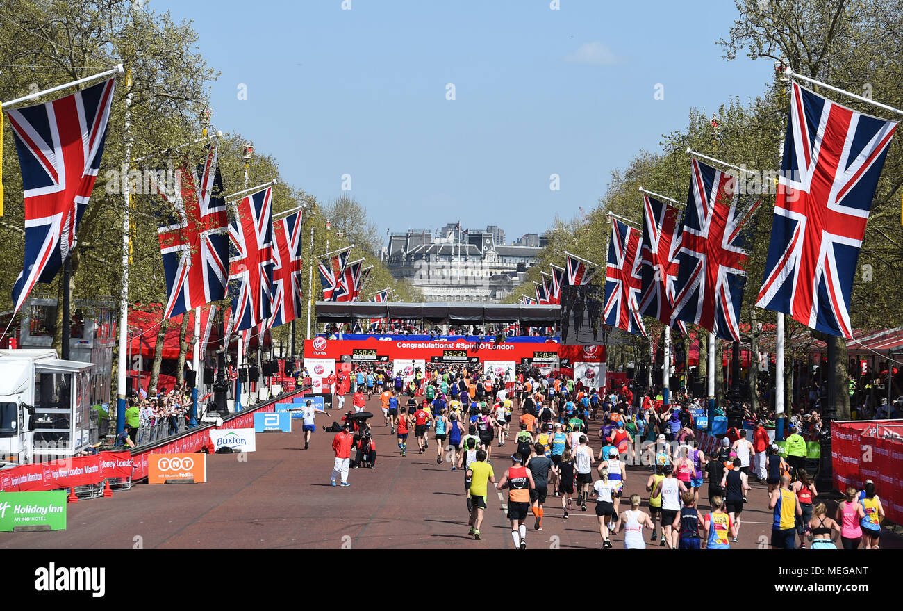 Runner facciano la loro strada lungo il viale verso la linea di finitura durante il 2018 denaro VIRGIN LONDON MARATHON. Durante il 2018 denaro Virgin London Marathon. Foto Stock