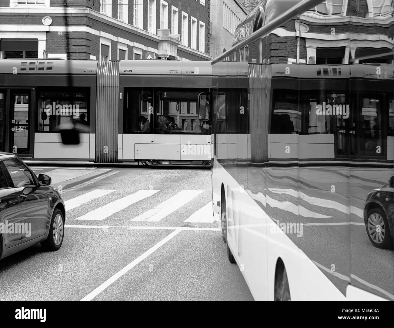 Visualizzazione bianco e nero sul traffico stradale con reflectiom nella finestra di bus. surreale concepn urbano backgruond. Foto Stock
