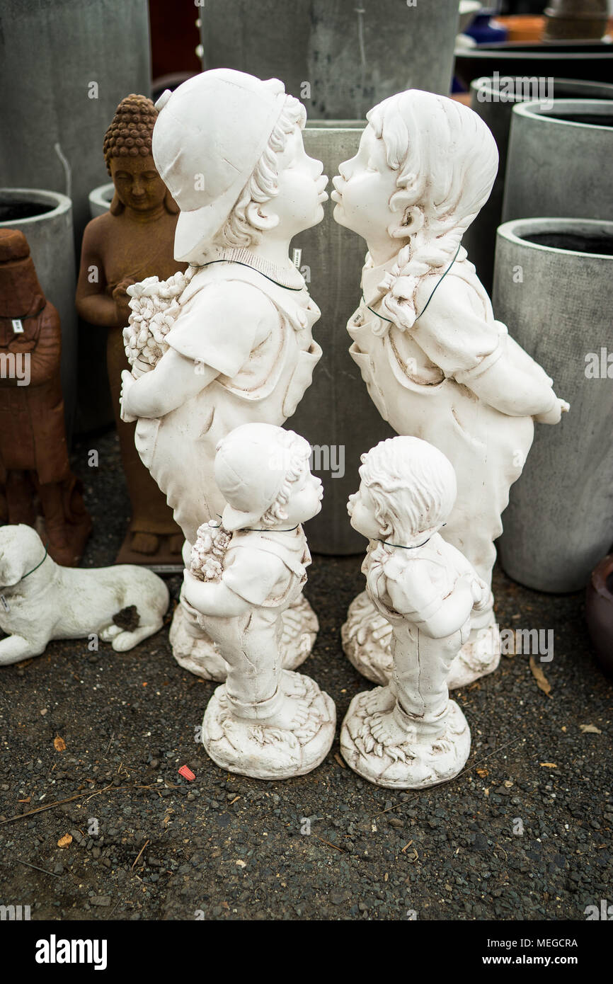 Piccola pietra bianca statua di due bambini baciare Foto Stock